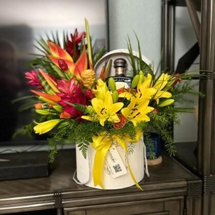 Hombre en el paraíso flores tropicales