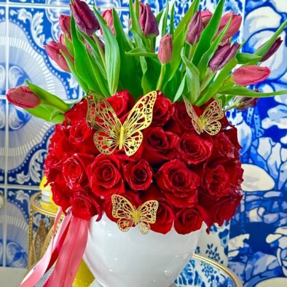 Rosas rojas, tulipanes rosas y lilas.