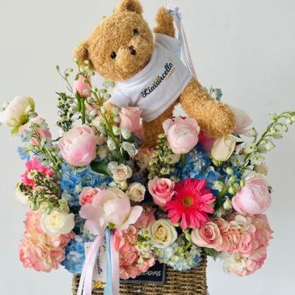 Ramo de rosas & flores en tonos suaves con osito