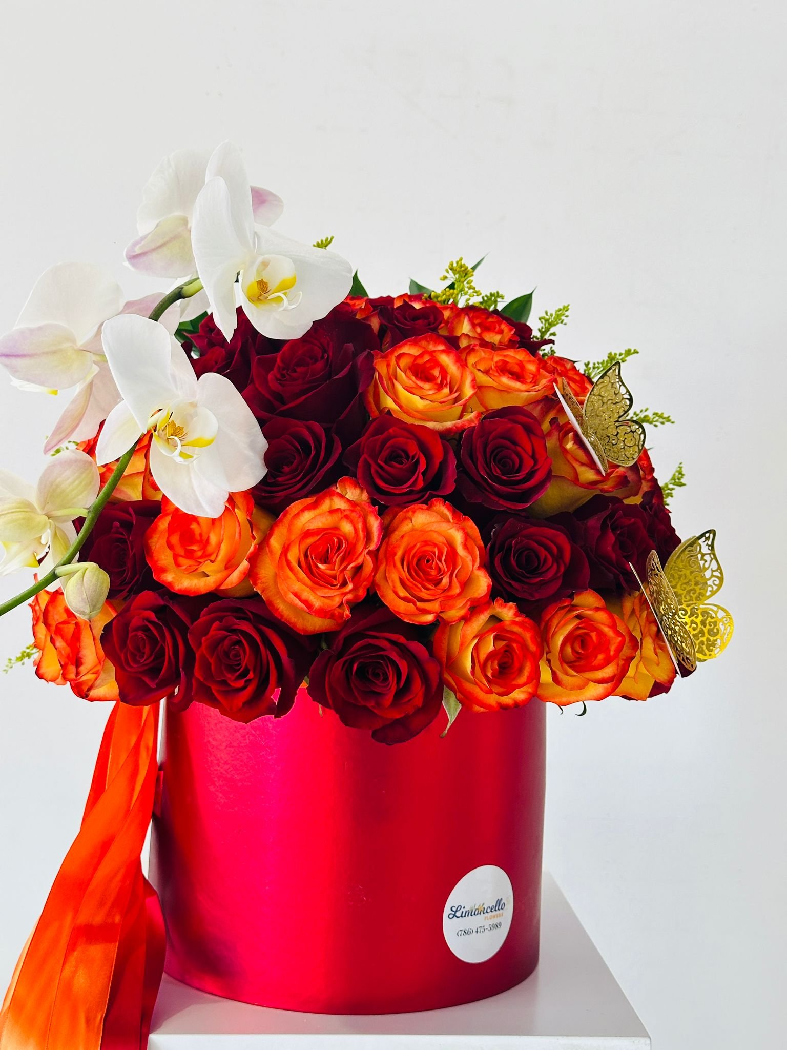 Arreglo exclusivo de 4 docenas de rosas rojas y naranjas, combinadas con una hermosa orquĂdea Phalaenopsis. Un regalo perfecto para expresar amor y pasiĂłn. Las rosas rojas simbolizan el amor apasionado, mientras que las rosas naranjas representan la pasiĂłn y el deseo. La orquĂdea Phalaenopsis agrega un toque de elegancia y sofisticaciĂłn. Ideal para ocasiones especiales como aniversarios, cumpleaños o simplemente para mostrar tu amor
