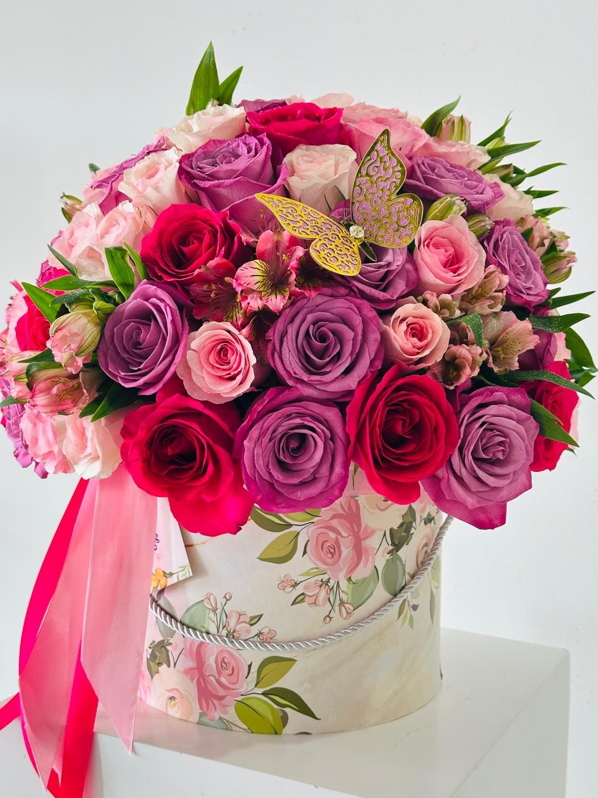 Mixed Roses. Rose Arrangement. Birthday. Anniversary. Red Roses. Pastel Pink Roses. Purple Roses. Romantic Gift. Birthday flowers, Anniversary flowers, Rose bouquet, Mixed roses, Red roses, Pink roses, Lilac roses, Romantic flowers, Special occasion flowers, Luxury flowers, Dreamy flowers, Magic roses. Roses, Flower arrangement, Birthday gift, Anniversary gift, Romantic gift, Luxury gift, Floral design, Flower bouquet, Mixed flowers, Red and pink. Flores Frescas y Hermosas. Arreglos Florales Personalizados. Rosas y Sonrisas para Ti. Bouquets de Ensueño. Flores para Todo OcasiĂłn. Diseños Florales Ăšnicos. La FloristerĂa de tus Sueños. Flores y Amor en Cada Ramo. Arte en Flores y Colores Momentos de Belleza Floral, Flower delivery Hialeah Miami, Order flowers online Hialeah, Hialeah flower shop delivery, Miami flower delivery same day, Buy flowers online Hialeah, Flower arrangements Hialeah Miami, Hialeah florist delivery, Miami flower delivery near me, Order flowers online for delivery in Hialeah Miami, Flowers for birthday delivery Hialeah, Wedding flowers Hialeah. Rosas, Arreglo floral, Regalo de cumpleaños, Regalo de aniversario, Regalo romántico, Regalo de lujo, Diseño floral, Ramo de flores, Flores mixtas, Rojo y rosa. Rosas mixtas, Arreglo de rosas, Cumpleaños, AniversarioRosas rojas, Rosas rosado pastel, Rosas lila, Regalo romántico. Arreglo de rosas mixtas, Rosas para cumpleaños, Rosas para aniversario, Regalo romántico, Rosas rojas y rosadas, Arreglo de flores lindas